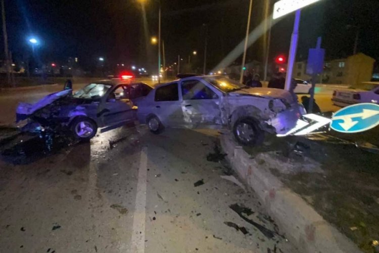 Afyonkarahisar'da iki otomobil &ccedil;arpıştı
