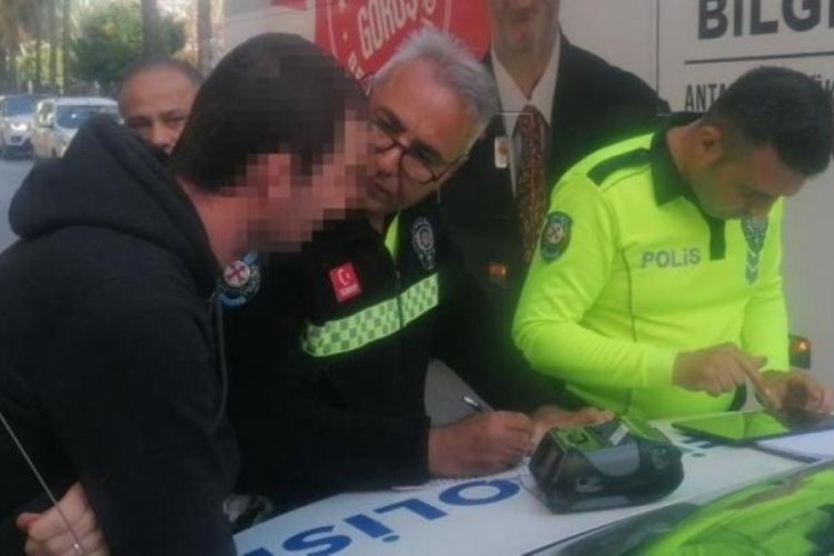 Alkolmetreyi &uuml;flemeyi reddetti! "Eşim &uuml;flesin" dedi