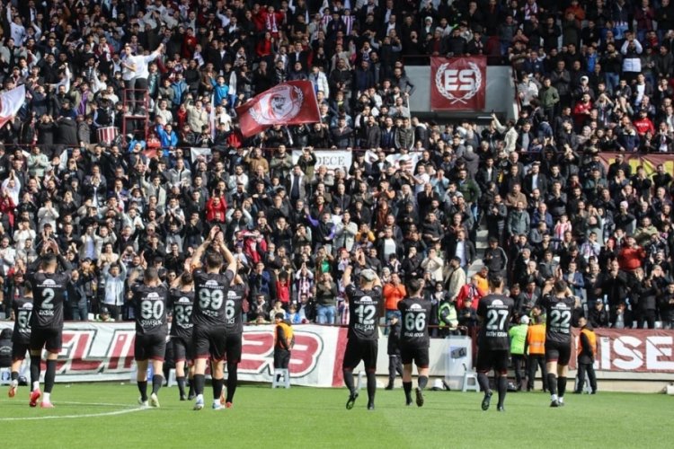 Elazığspor taraftarlarıyla coşuyor