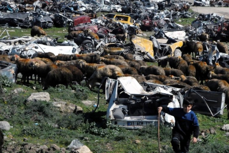 Hatay'da enkaz altında kalan binlerce aracın sahibi hala belli değil