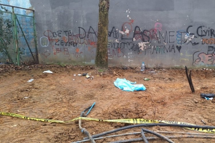 Sahte alkol iddiası! Bir kişi yapımı devam eden parkta &ouml;l&uuml; bulundu