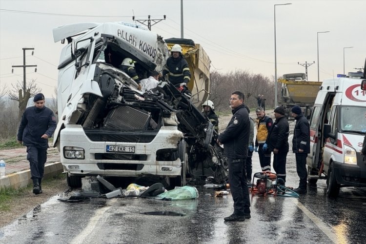 Edirne'de hafriyat kamyonlarının &ccedil;arpıştığı kazada 1 kişi &ouml;ld&uuml;