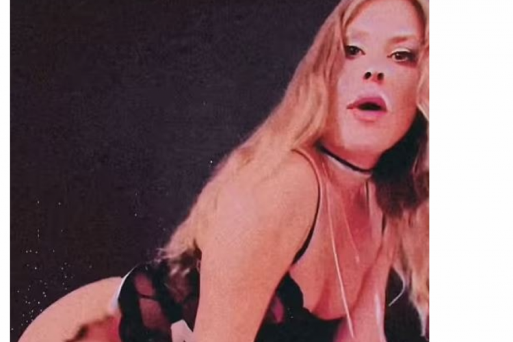 Satanist kadın anne ve babasını palayla katletti! Cesetlerini yakmaya &ccedil;alışıp başaramadı