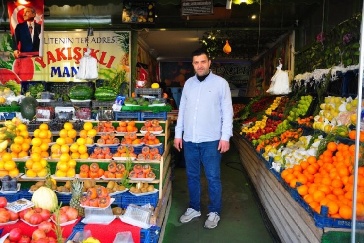 Manisa'da kaldırıma &ccedil;ıkan s&uuml;r&uuml;c&uuml;, eşinin doğum yaptığı haberini alıp hastaneye gidiyormuş