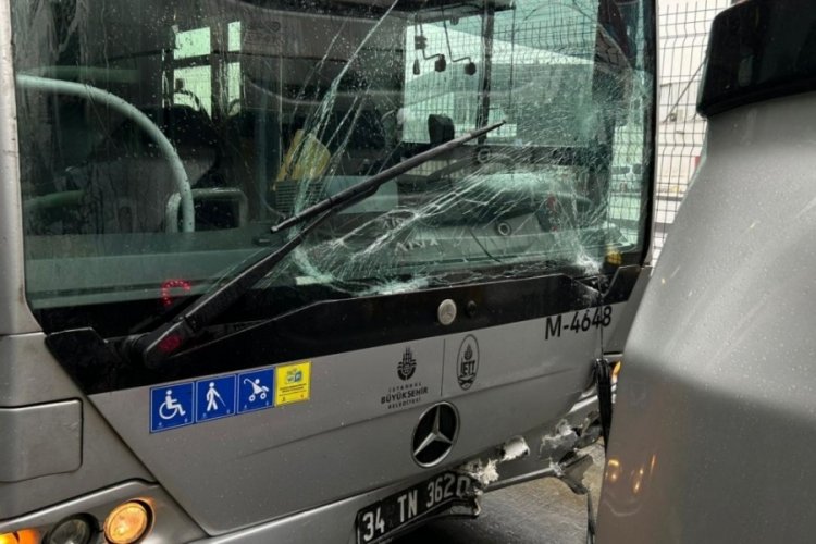 Beylikd&uuml;z&uuml;'nde iki metrob&uuml;s &ccedil;arpıştı