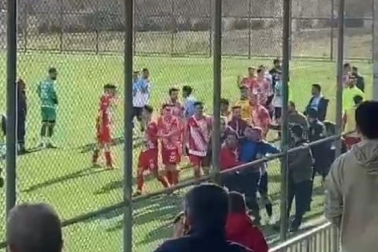 Cezalı antren&ouml;r tel &ouml;rg&uuml;leri aşarak sahaya indi