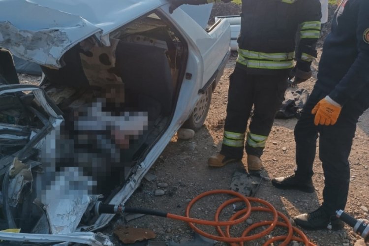 Diyarbakır'da otomobil ile kamyon &ccedil;arpıştı: 2 &ouml;l&uuml;, 1 ağır yaralı
