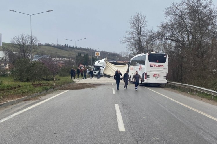 Yalova'da devrilen mıcır y&uuml;kl&uuml; tıra otob&uuml;s &ccedil;arptı
