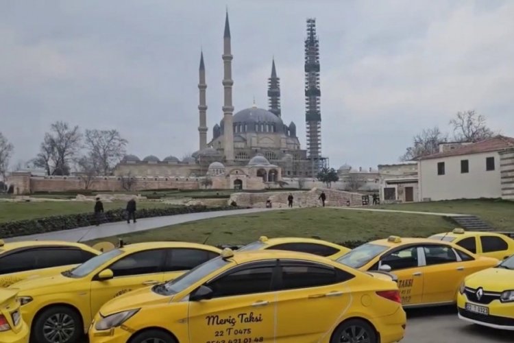 Edirne Belediyesi &ouml;n&uuml;nde taksici eyleminde 1 kişi yaralandı