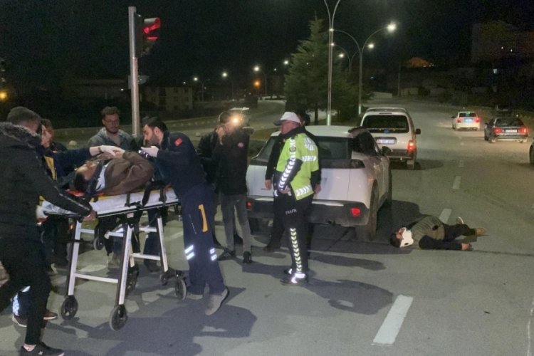 Karaman'da cip ile &ccedil;arpışan motosikletteki 2 kişi yola savrularak yaralandı