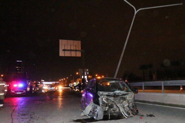 İzmir'de feci kaza: Ref&uuml;je &ccedil;arpan s&uuml;r&uuml;c&uuml; can verdi
