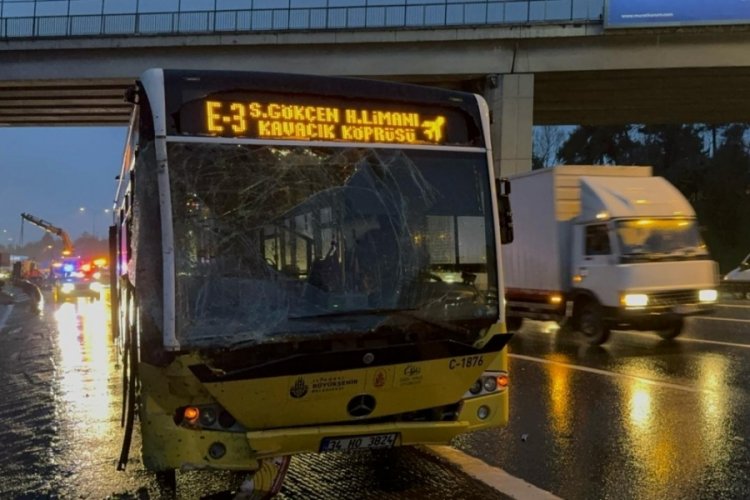İstanbul'da &ouml;zel halk otob&uuml;s&uuml; ile sebze y&uuml;kl&uuml; kamyon &ccedil;arpıştı