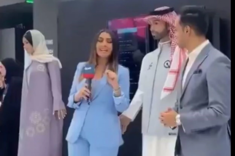Suudi Arabistan'ın İlk robotlarından Muhammed, sunucuyu taciz etti!