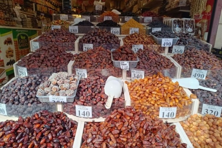 Ramazan sofralarının vazge&ccedil;ilmezleri arasında olan hurmayı se&ccedil;erken dikkat