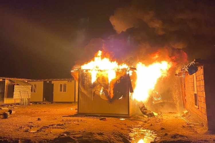 Gaziantep'te iş&ccedil;ilerin kaldığı 5 konteyner yandı
