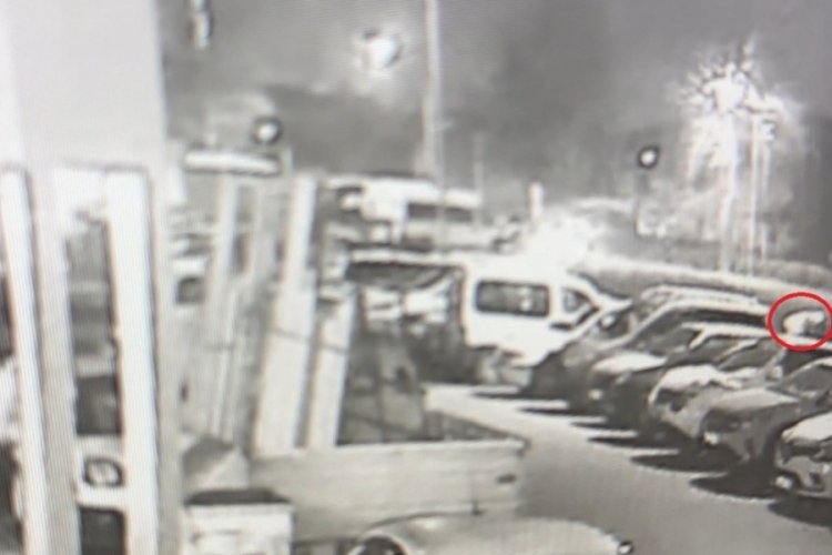 Bursa'da aracın camını patlatarak 50 bin TL'lik malzeme &ccedil;aldı!