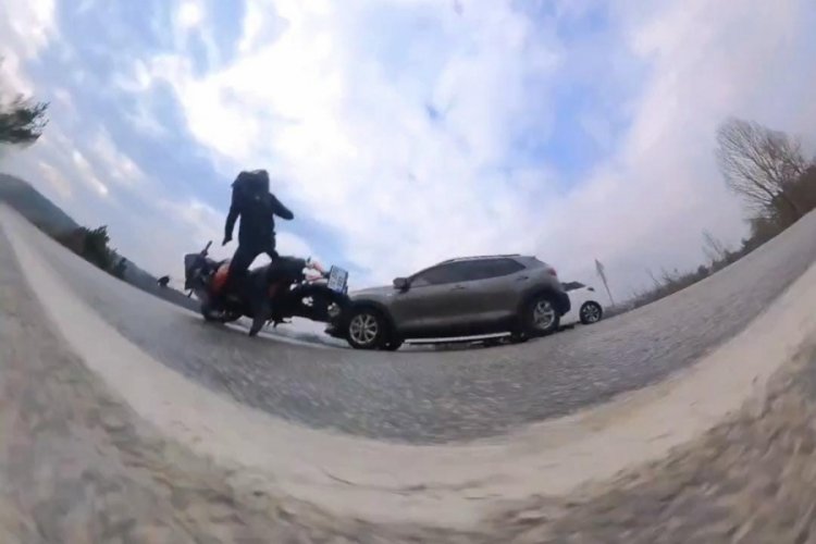 Bursa'da geri manevra yapan otomobil motosiklete &ccedil;arptı!