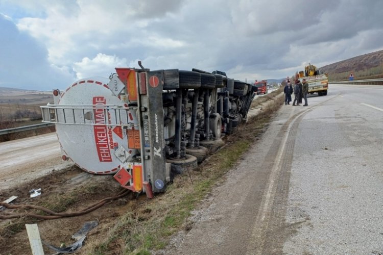 &Ccedil;orum'da akaryakıt y&uuml;kl&uuml; tanker devrildi