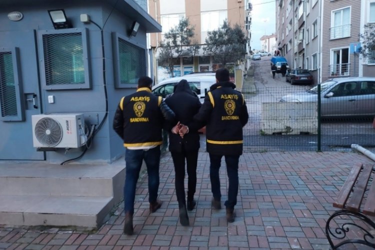 Balıkesir'de ara&ccedil; i&ccedil;inden banka kartı &ccedil;alan hırsız yakalandı