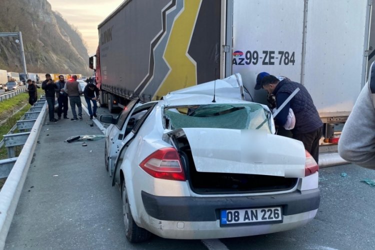 Artvin'de otomobil duran tıra arkadan &ccedil;arptı: 1 yaralı