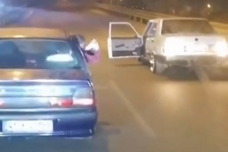 Kocaeli'de sosyal medya uğruna hem kendini, hem de trafiği tehlikeye d&uuml;ş&uuml;rd&uuml;