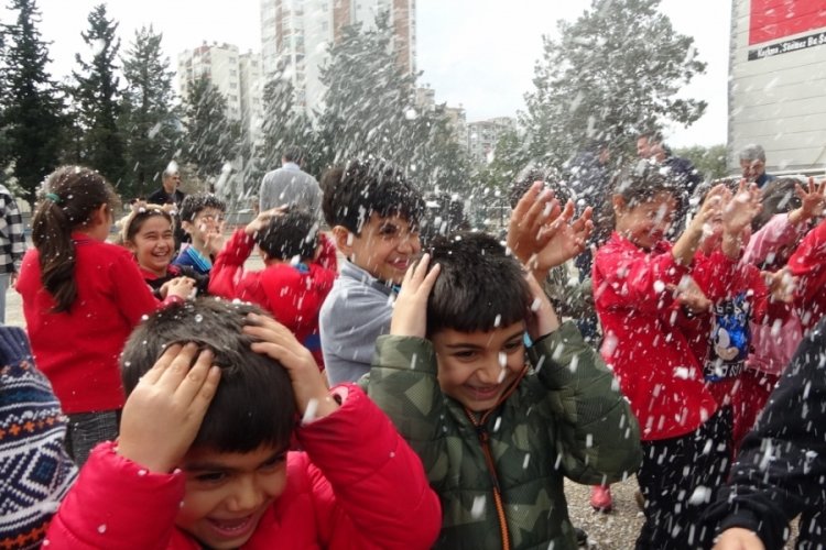 Adana'da kuzey il&ccedil;elere kar yağarken, kar yağmayan Kozan'a ise suni kar getirildi