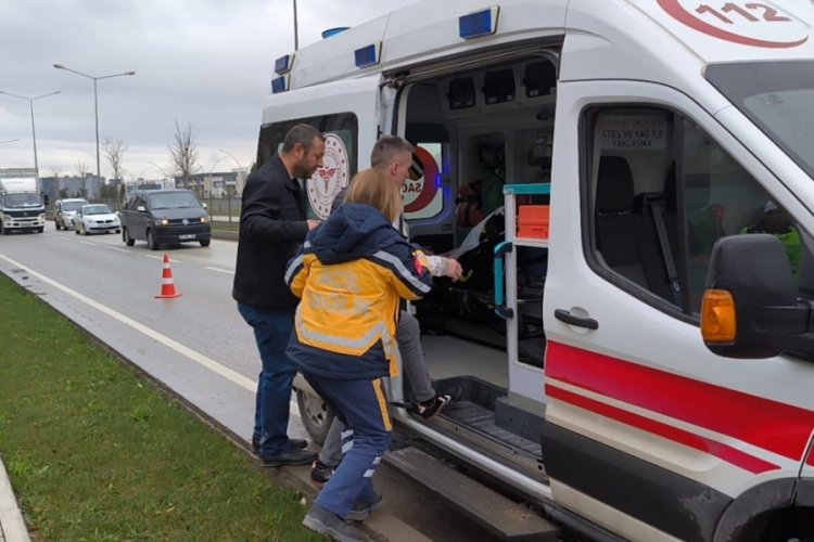 Bursa'da beton mikseri otomobile &ccedil;arptı: 2 kişi yaralandı