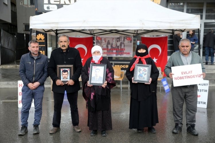 Muşlu ailelerin DEM Parti &ouml;n&uuml;ndeki eylemi s&uuml;r&uuml;yor