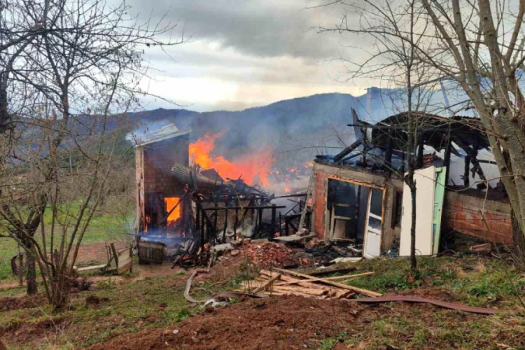 Kastamonu'da &ccedil;ıkan yangında 3 katlı ev kullanılmaz hale geldi