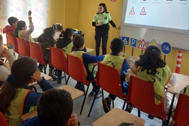 Bursa'da &ouml;ğrencilere trafik g&uuml;venliği eğitimi verildi