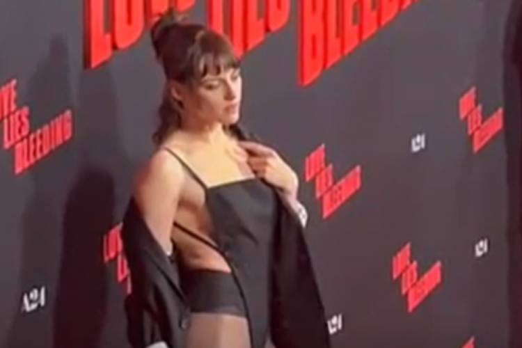 Kristen Stewart'ın gala kıyafetine bir bakan bir daha baktı