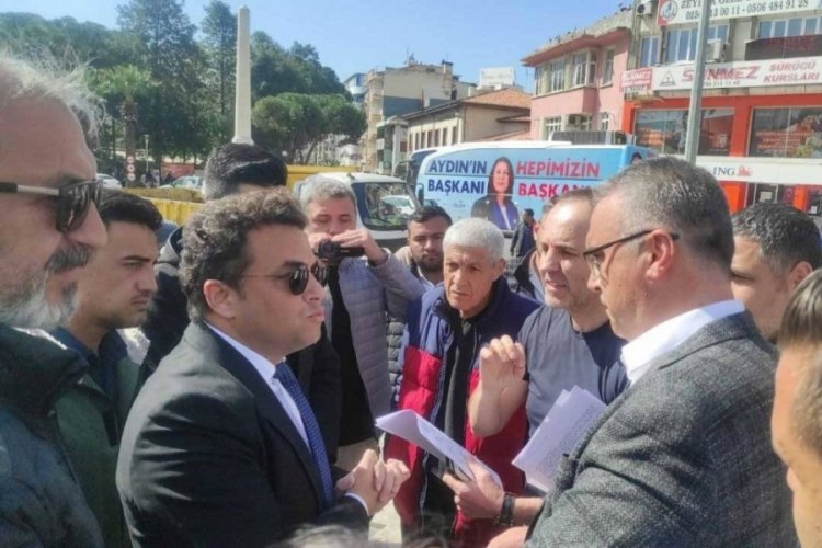 CHP'ye ait afişler polis tarafından kaldırılıyor