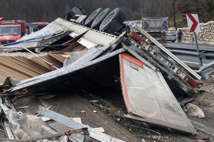 Bursa'da devrilen tırın s&uuml;r&uuml;c&uuml;s&uuml; hayatını kaybetti