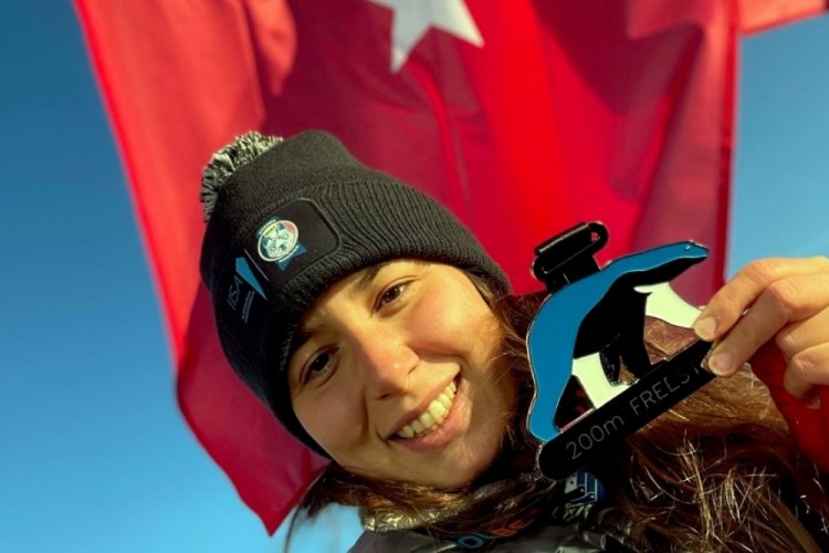 İzmirli Bengisu, Buz Y&uuml;zme Şampiyonası'nda altın madalya kazandı