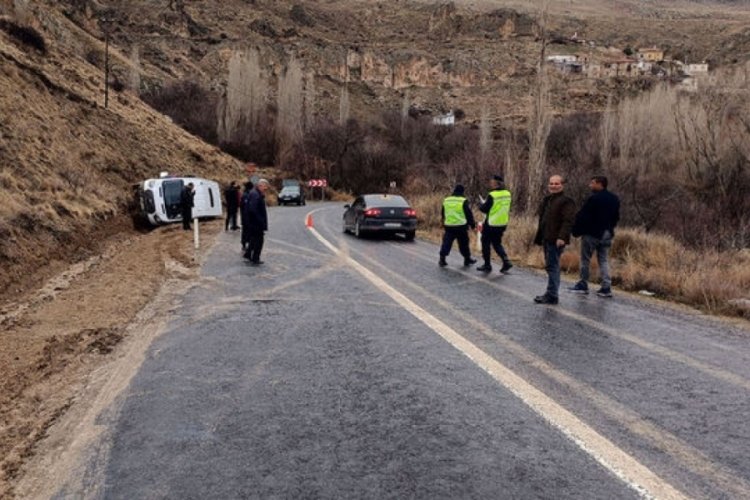 Kayseri'de &ouml;ğrenci servisi devrildi: 10 yaralı