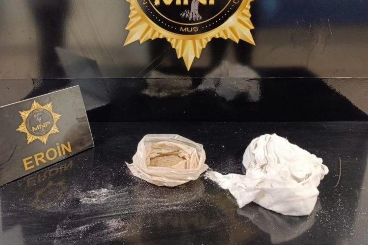 Muş'ta ayağına sarılı al&ccedil;ından eroin &ccedil;ıktı