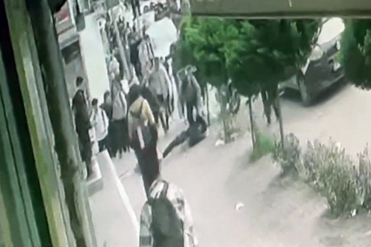İstanbul'da &ouml;ğrenciler arasında bı&ccedil;aklı kavga!