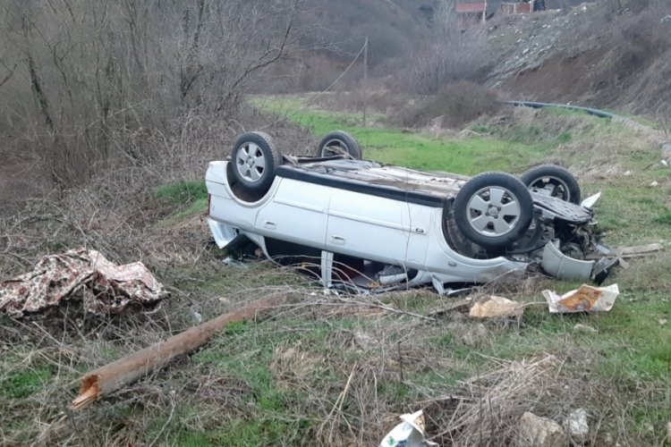 Bolu'da otomobilin şarampole yuvarlandığı kazada s&uuml;r&uuml;c&uuml;s&uuml; yaralandı