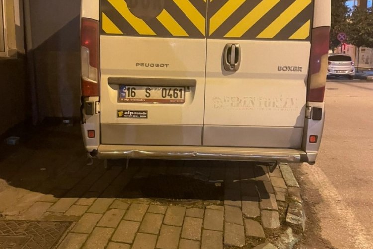 Bursa'da servis aracı kaldırıma park etti! Yayaların yolu kapandı