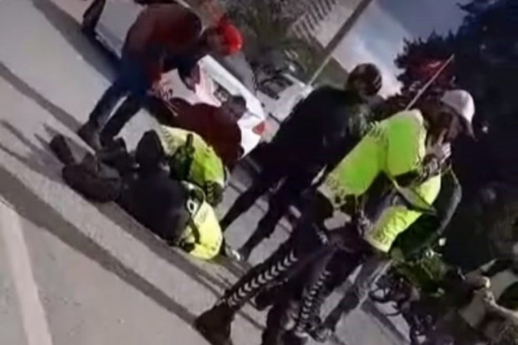 İzmir'de trafik polisine motosikletle &ccedil;arpıp yaralayan ehliyetsiz s&uuml;r&uuml;c&uuml; tutuklandı