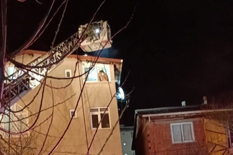 İstanbul'da bir apartmanın 3. katında yangın &ccedil;ıktı!
