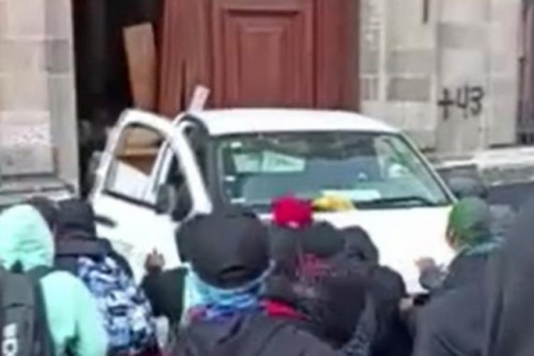 Meksika'da protestocular ara&ccedil;la Başkanlık Sarayı'na daldı