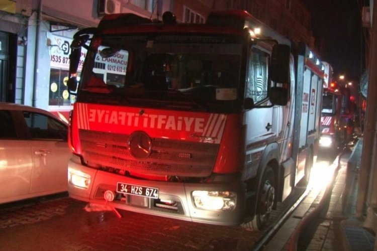 5 katlı binanın &ccedil;atısı alevler i&ccedil;inde kaldı