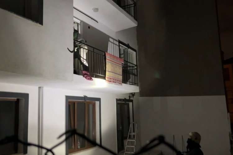 Uyuyakalan karısını balkondan girerek uyandırdı