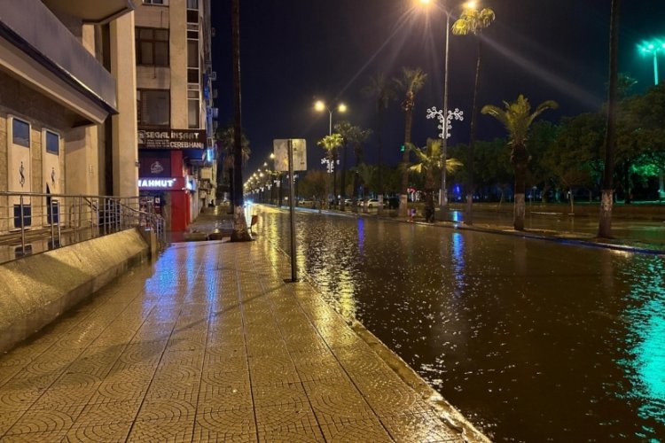 İskenderun'da şiddetli yağışla birlikte caddeler g&ouml;le d&ouml;nd&uuml;