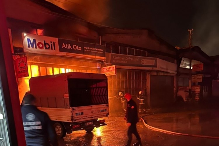 Samsun'da oto tamirci d&uuml;kkanı alev alev yandı