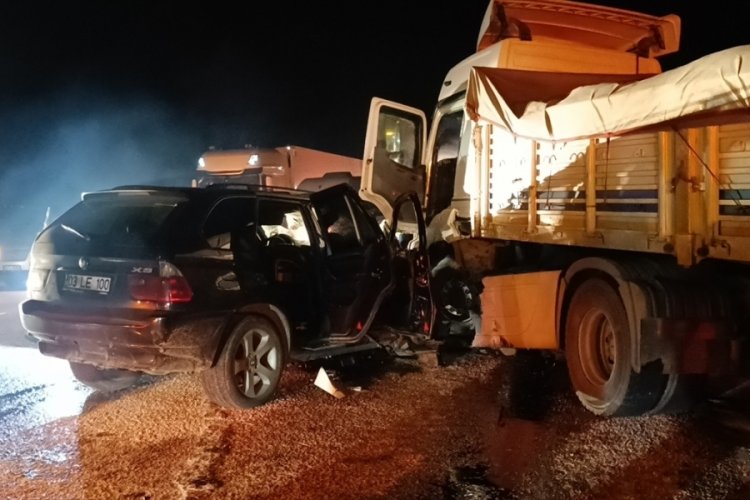 Afyonkarahisar'da tır ile cip &ccedil;arpıştı, 2'si polis memuru 4 kişi yaralandı