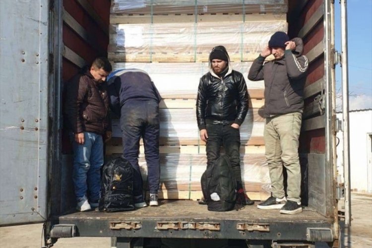 Edirne'de bir haftada 232 d&uuml;zensiz g&ouml;&ccedil;men yakalandı