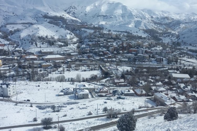 Tunceli'de kar yağışı kenti beyaza b&uuml;r&uuml;d&uuml;