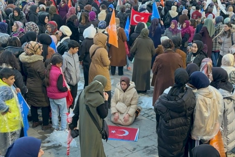 T&uuml;rk bayrağını yere serip &uuml;zerinde namaz kıldı!